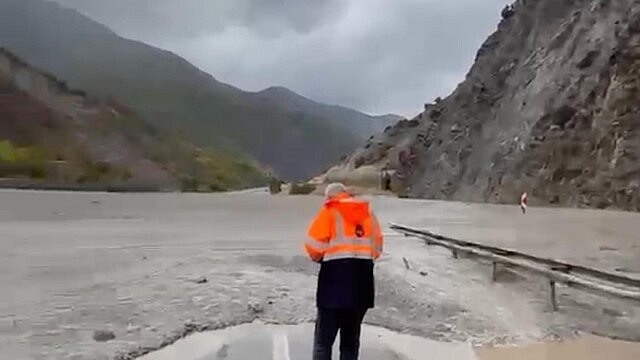 Erzincan'da sağanak sele yol açtı, Erzurum kara yolu kapandı