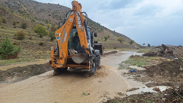 Erzincan'da sağanak yağış sulama kanallarını taşırdı