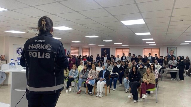Erzincan'da üniversite öğrencilerine narkorehber eğitimi