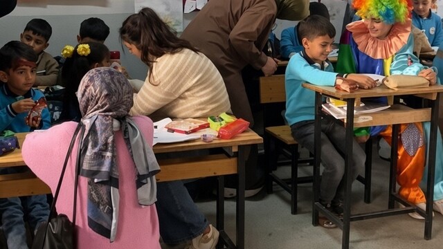 Erzincan'da üniversiteli gönüllüler çocukları sevindirdi