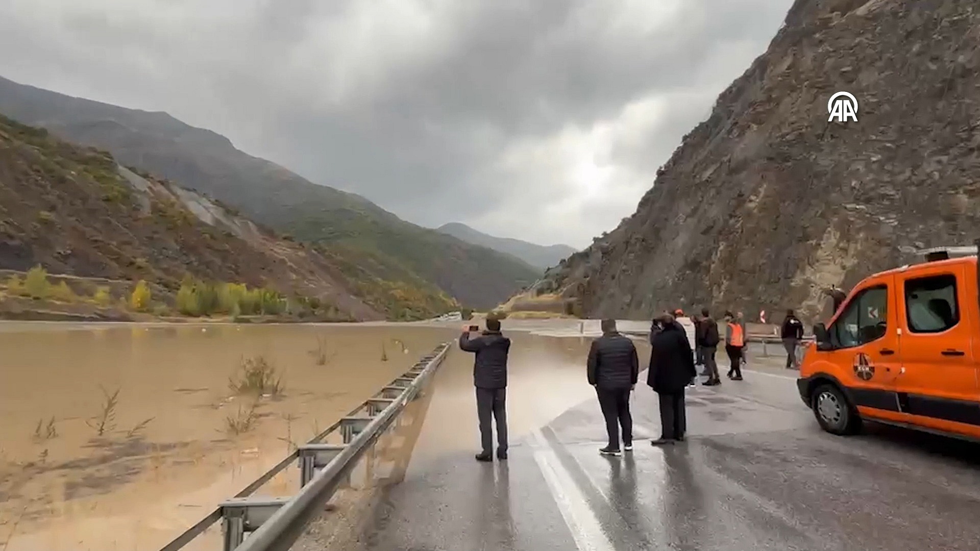Erzincan-Erzurum kara yolunda heyelan meydana geldi