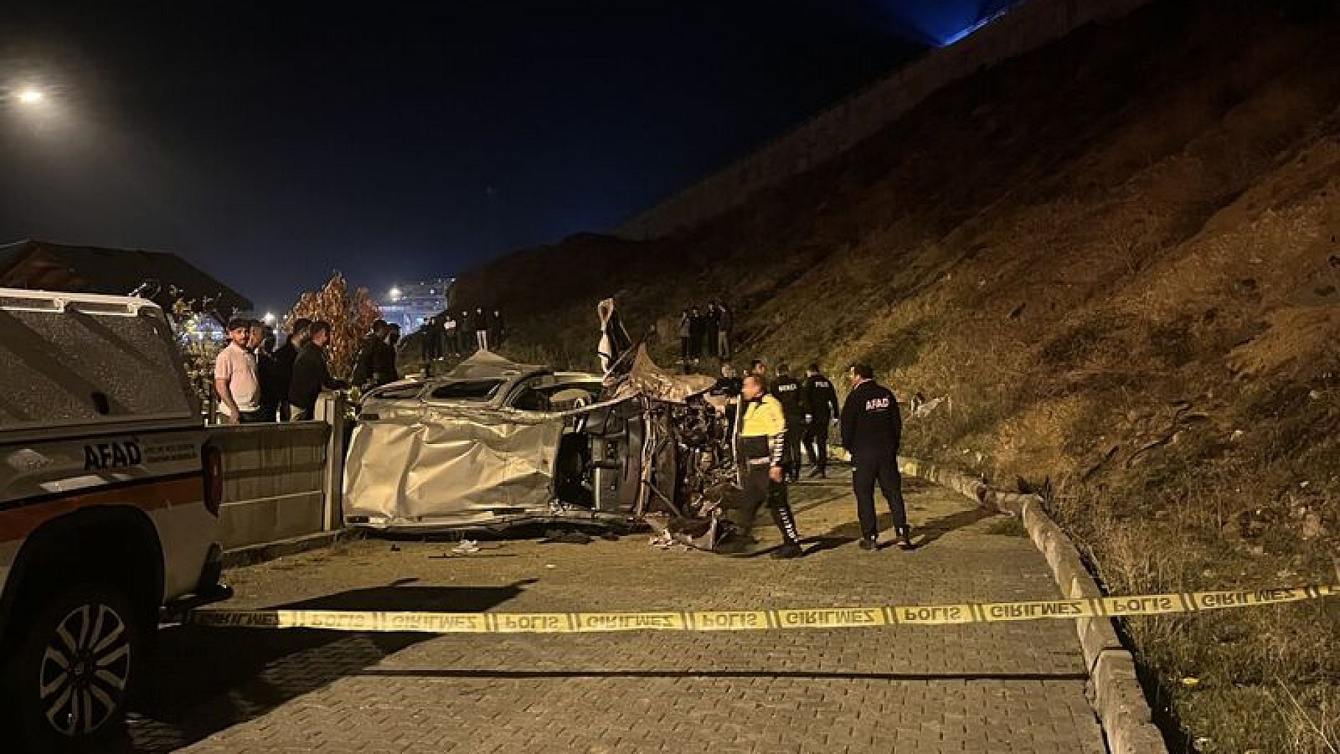 Erzurum'da hafif ticari araç devrildi, 2 kişi öldü