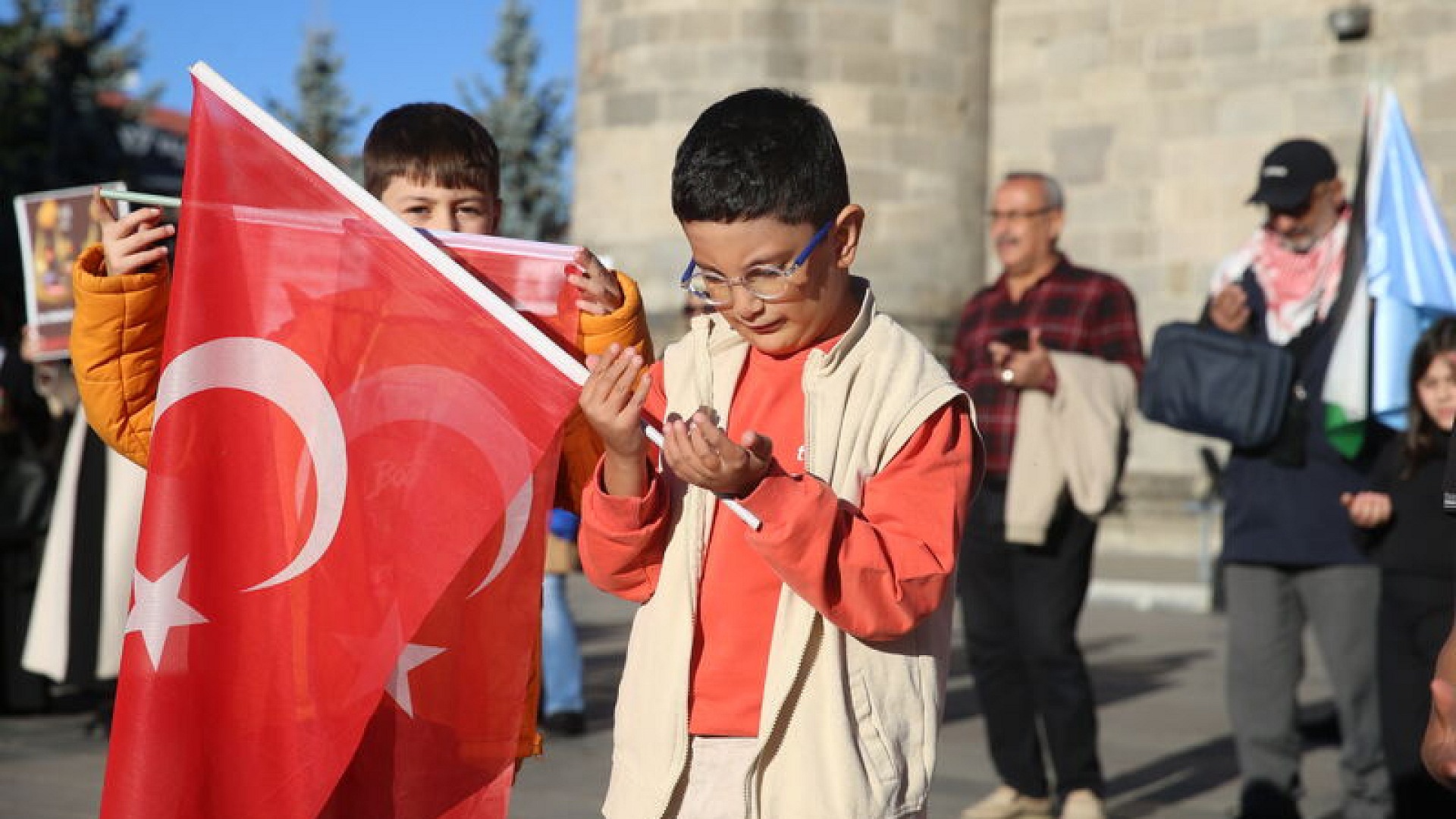 Erzurum'da sağlık çalışanları Gazze için yürüyüş düzenledi