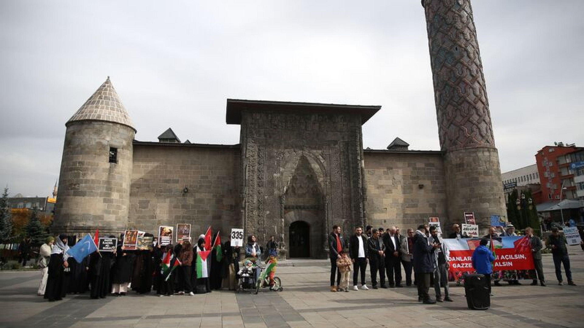 Erzurum'da sağlık çalışanları Gazze için yürüyüş düzenledi