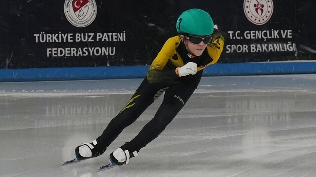 Erzurum'da short track federasyon kupasında madalyalar verildi