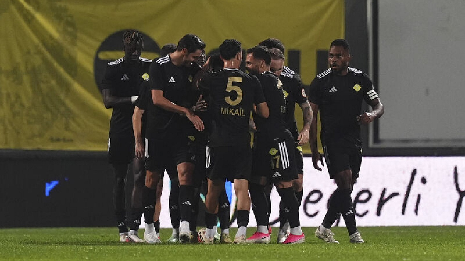 Esenler Erokspor, İstanbulspor'u mağlup etti