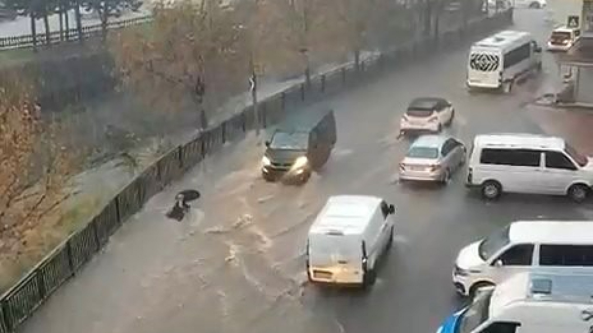 Esenyurt'ta sağanak yağış sonrası kadın suya kapıldı