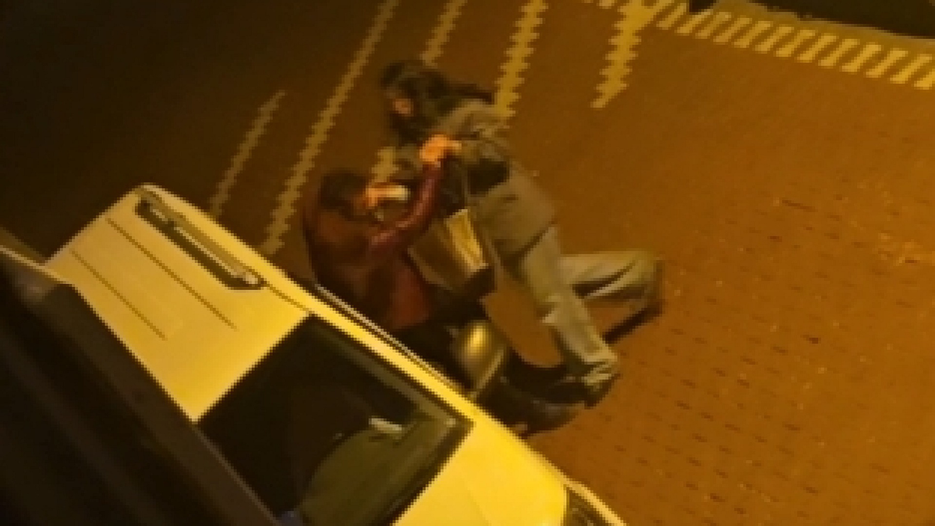 Esenyurt'ta sokakta kadın erkeği darp etti, taş attı