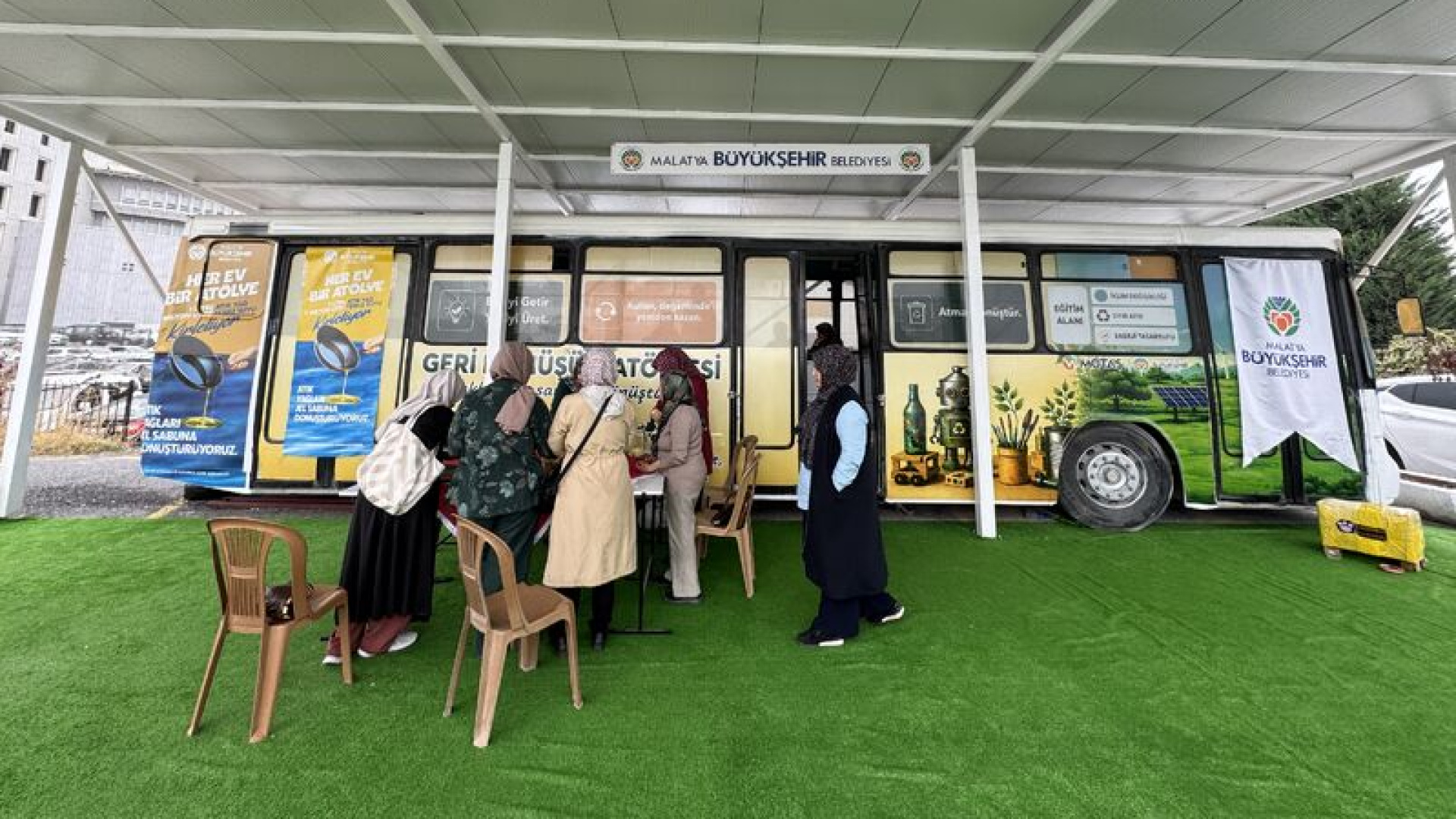 Eski otobüs atölyeye dönüştürüldü, eğitim veriliyor