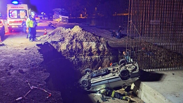 Eskişehir'de çukura düşen otomobilde 1 ölü, 5 yaralı