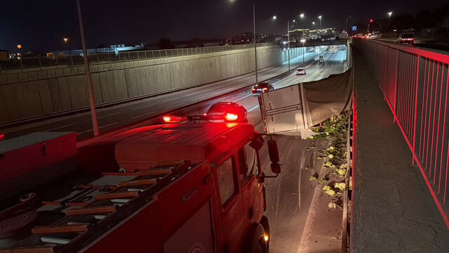 Eskişehir'de marul yüklü kamyonet devrildi, 4 ton ürün saçıldı