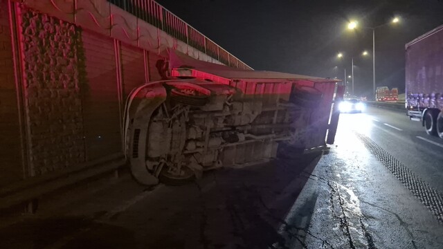 Eskişehir'de marul yüklü kamyonet devrildi