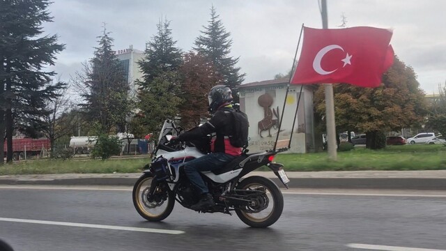 Eskişehir'de motosikletli sürücü Türk bayraklarıyla yol aldı