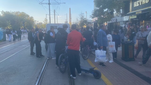 Eskişehir'de scooter ile otomobil çarpıştı, vatandaşlar yardım etti