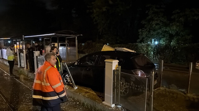 Eskişehir'de tramvay durağına dalan otomobil sürücüsü yaralandı
