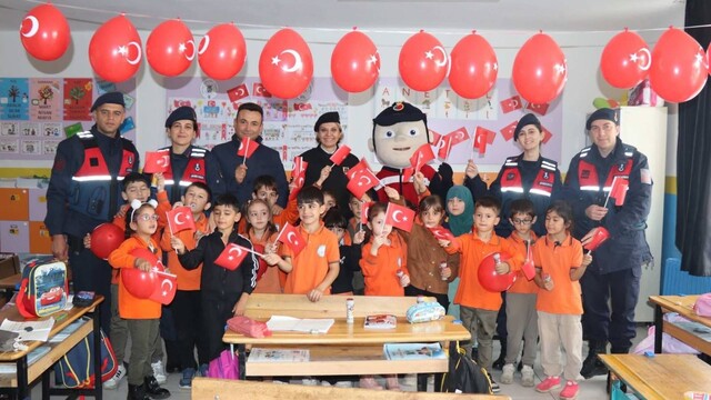 Eskişehir jandarmasından 29 Ekim için ilkokul ziyaretleri
