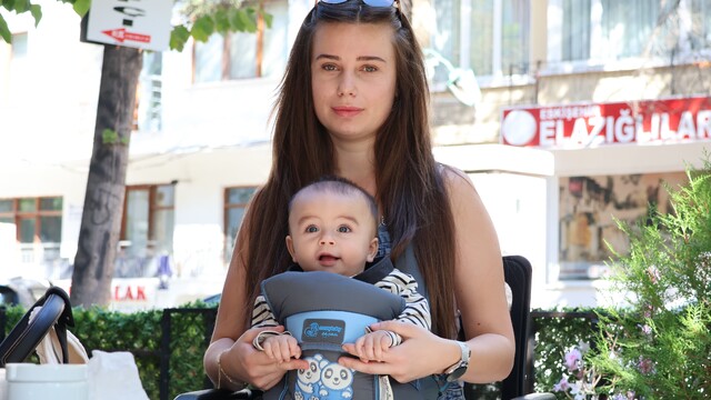 Eskişehirli anne, bebeğinin saç telinden takı yapıyor