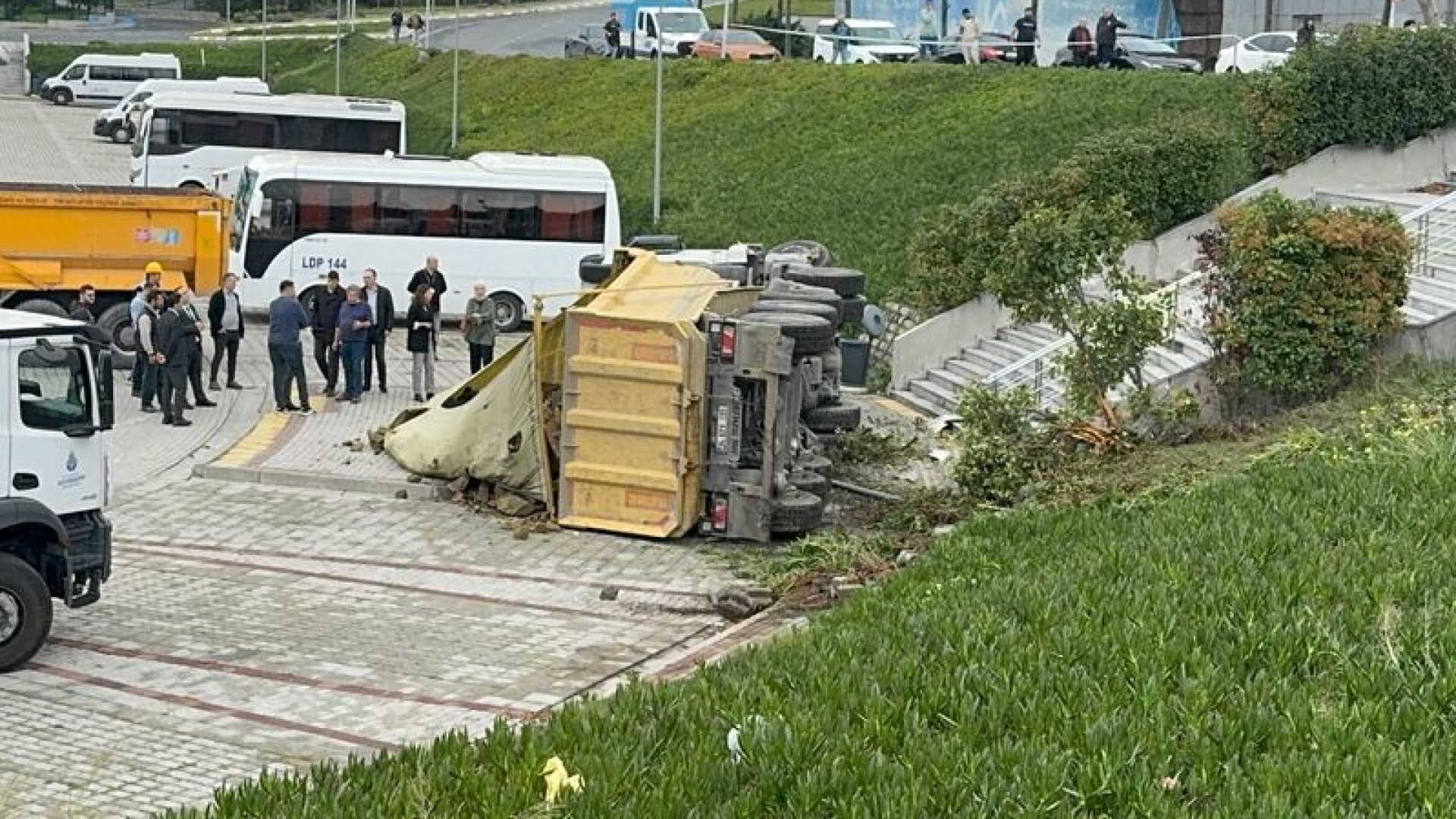 Eyüpsultan'da hafriyat kamyonu 2 araca çarptı