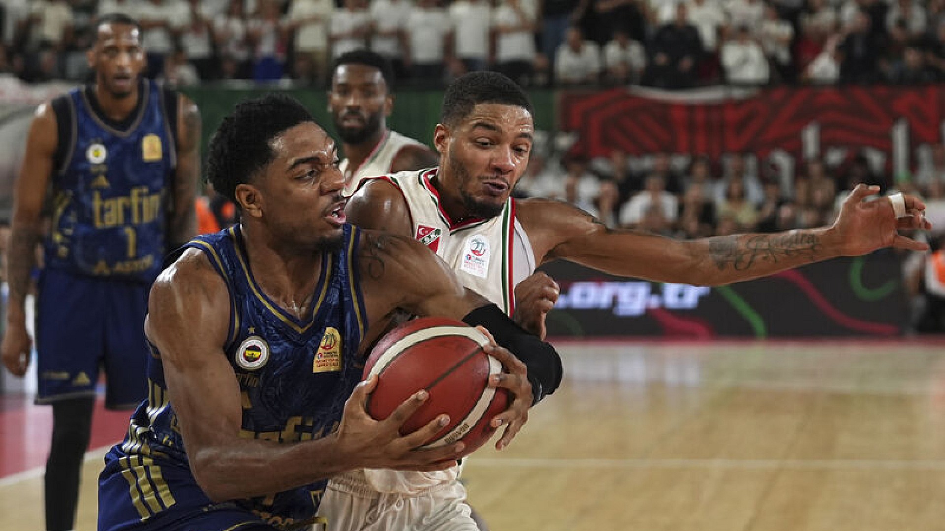 F.Bahçe Tarfin, Karşıyaka'yı 97-72 mağlup etti