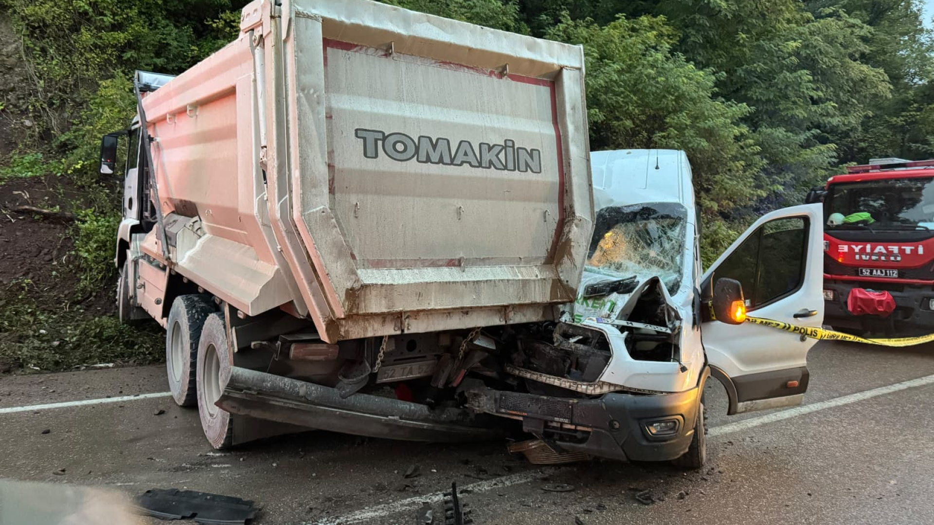 Fatsa'da minibüs ile kamyon çarpıştı: 18 öğrenci yaralı