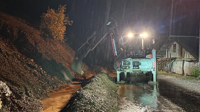 Feke'de etkili yağış sonrası düşen kayalar temizleniyor