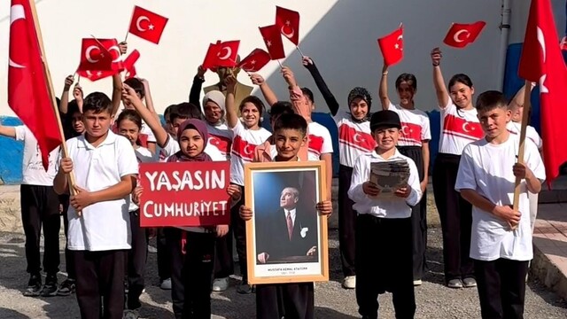 Feke'de köy okulundan Cumhuriyet Bayramı'nda anlamlı kutlama