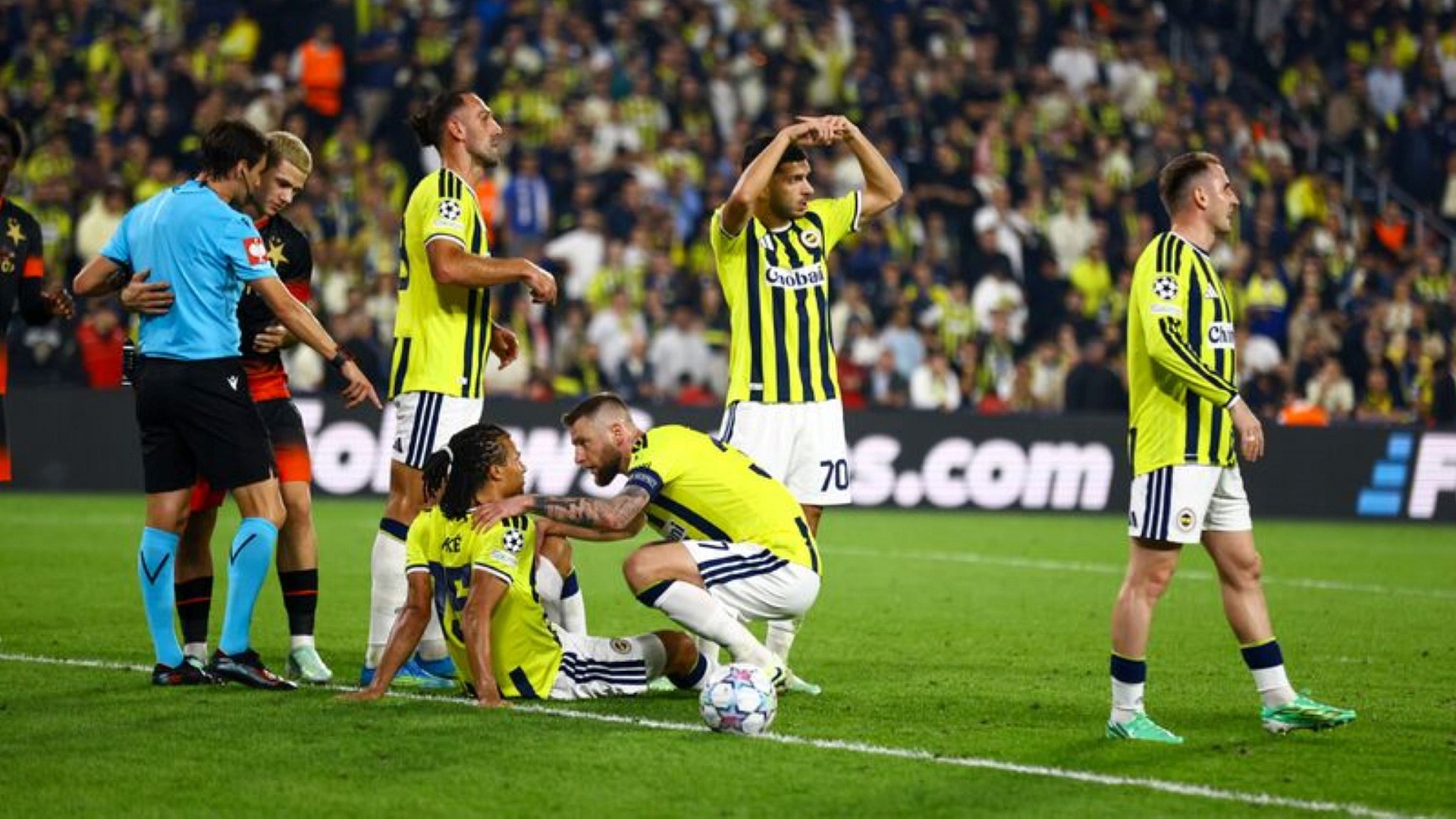 Fenerbahçe'de Nathan Ake 3 hafta sahalardan uzak kalacak
