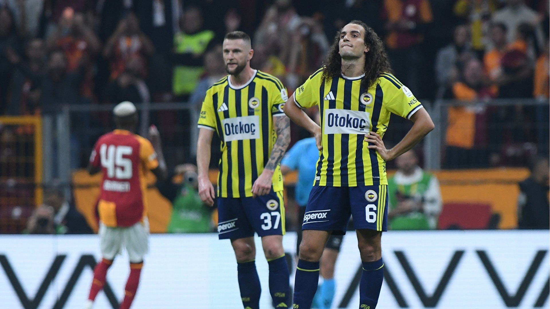 Fenerbahçe, Galatasaray derbisinde 2-1 mağlup oldu