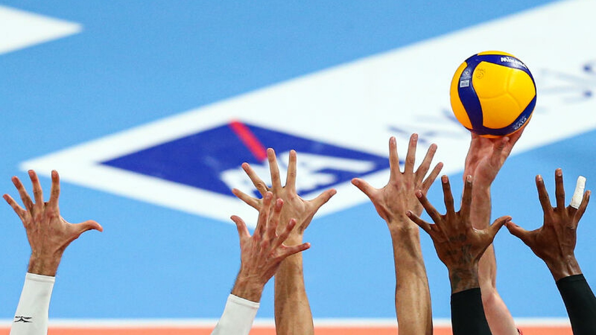 Fenerbahçe-Göztepe voleybol maçı sağanak nedeniyle ertelendi