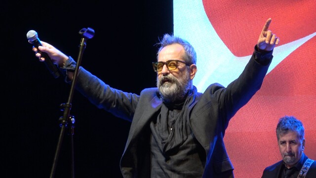Feridun Düzağaç, Ayvalık'ta festivalde sahne aldı