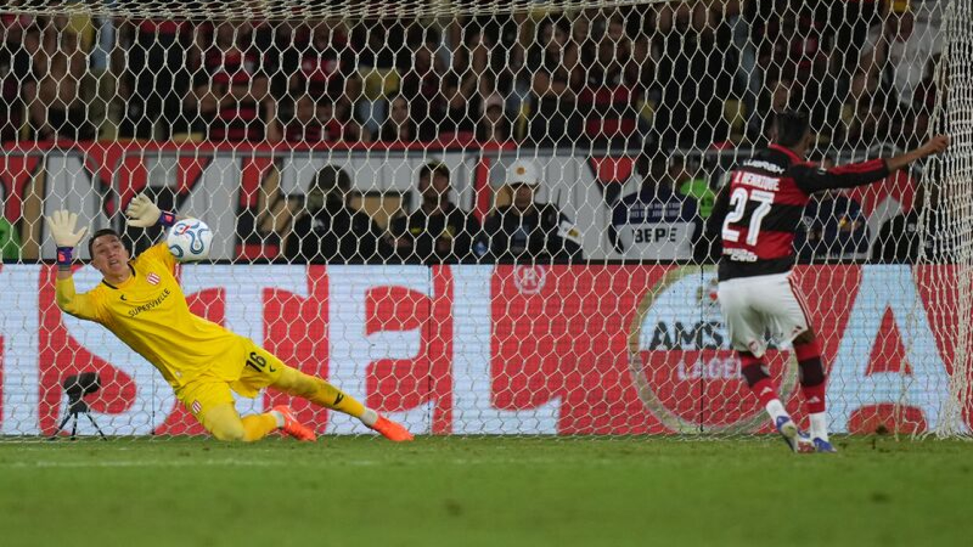 Fernando Muslera, penaltılarda 3 kurtarışla finale yükseldi