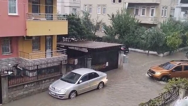 Fethiye'de sağanak yağış su baskınlarına neden oldu