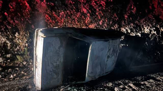 Finike'de kaza yapan otomobil alev aldı, sürücü bulundu