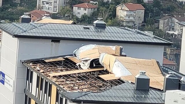 Fırtına Zonguldak'taki KYK kız yurdunun çatısını söktü