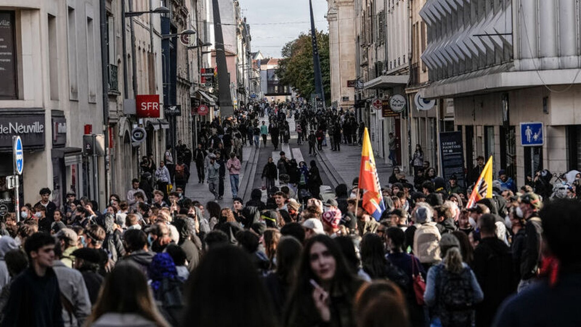 Fransa'da lise öğrencileri eğitim koşulları için protesto