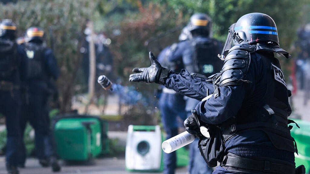 Fransa'da lise protestoları sonrası ses bombası durduruldu