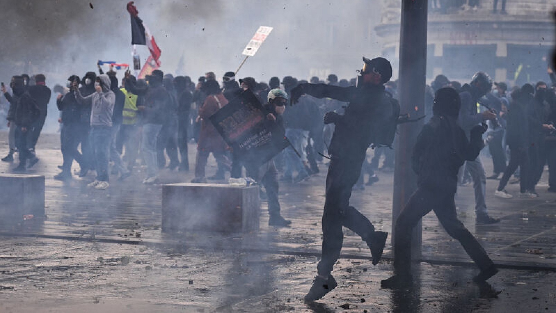 Fransa'da sarı yeleklilerin eylemlerinde 149 kişi tutuklandı