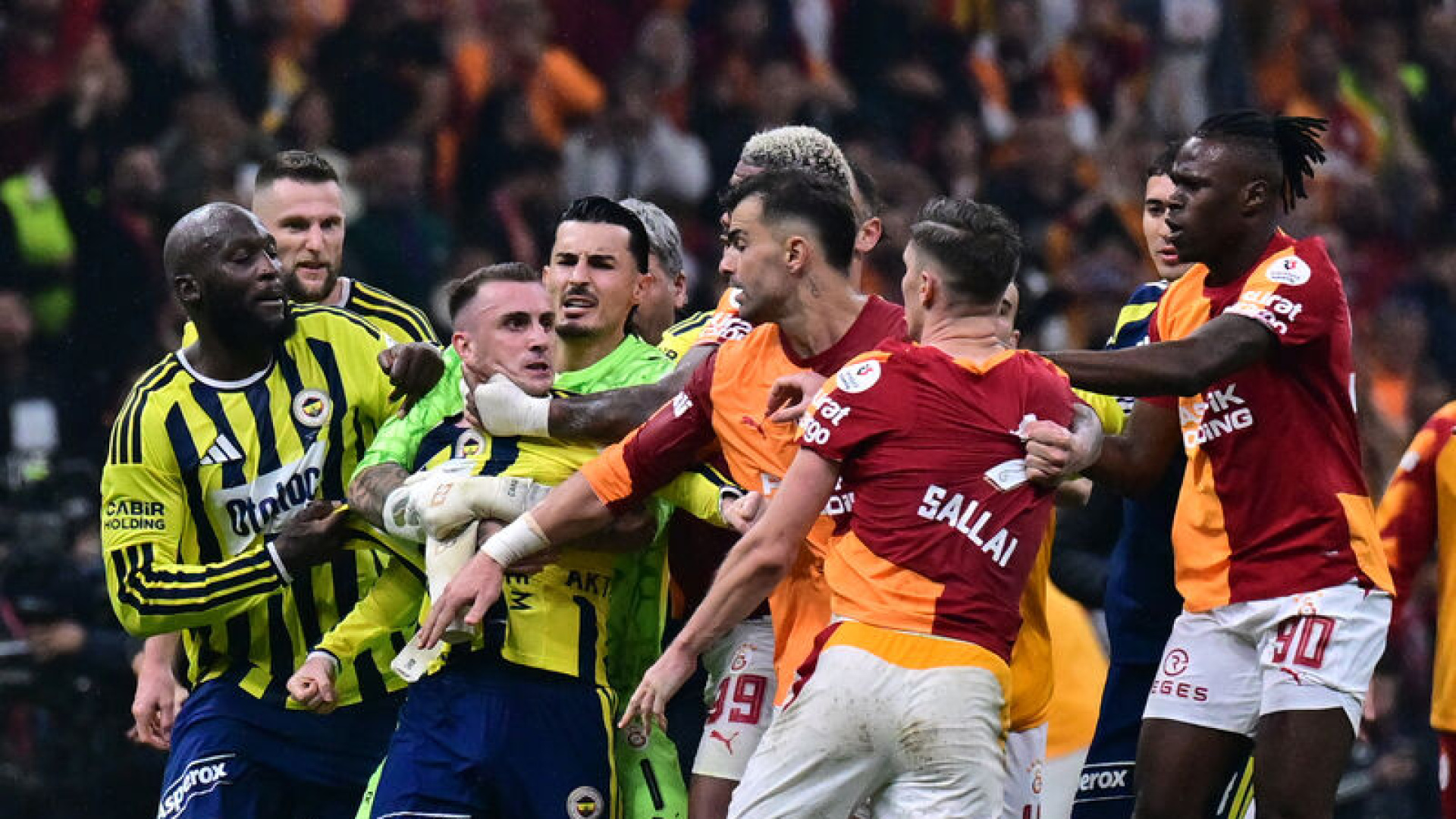 Galatasaray, Fenerbahçe'yi dev derbide 2-1 mağlup etti
