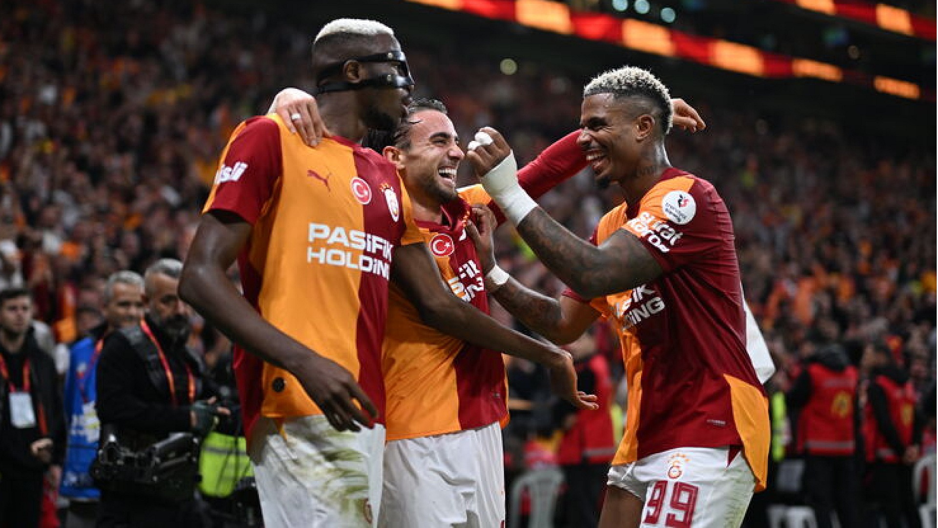 Galatasaray, Fenerbahçe'yi yenerek Süper Lig tarihine geçti