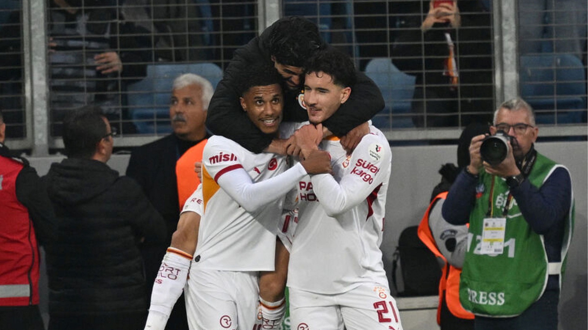 Galatasaray son dakikada kazandı, zirvede kaldı