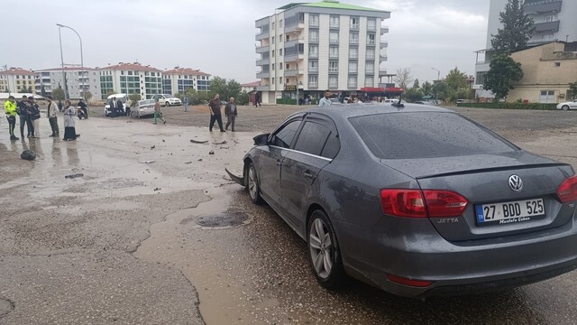 Gaziantep'te 2 otomobil çarpıştı, maddi hasar oluştu