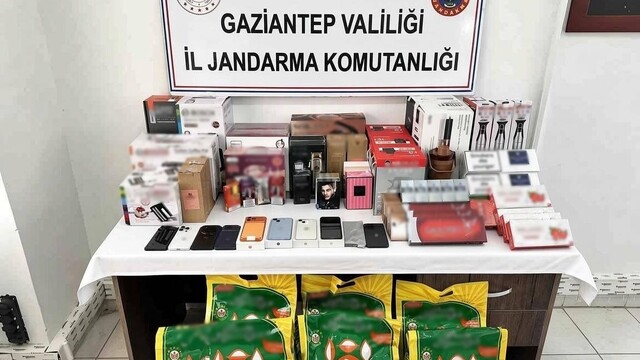 Gaziantep'te bir araçta 1 milyon 210 bin TL kaçak ürün bulundu