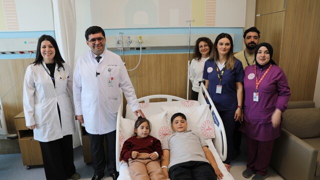 Gaziantep'te iki kardeşin kalbindeki delik kapatıldı