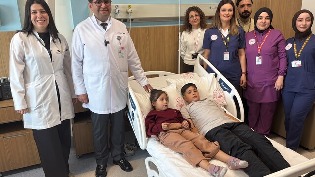 Gaziantep'te iki kardeşin kalbindeki delikler kapatıldı