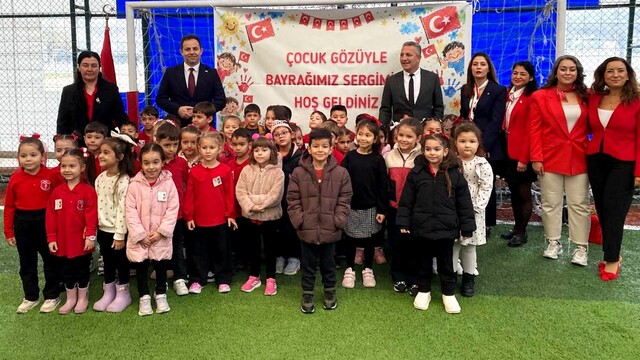 Gelibolu'da çocukların bayrak sevgisini anlatan sergi açıldı