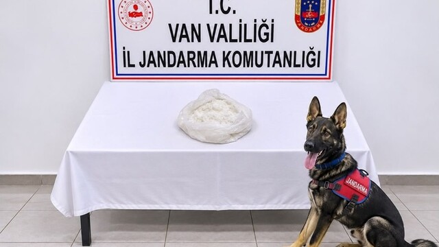 Gevaş'ta yolcu otobüsünde 1 kilo metamfetamin ele geçirildi