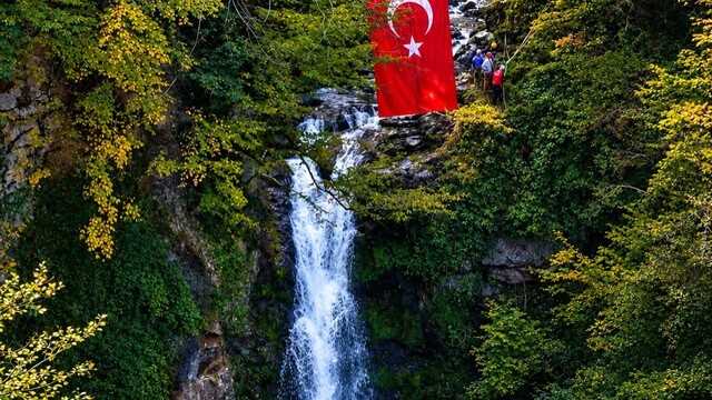 Giresun'da Cumhuriyet kutlaması şelale üzerinde yapıldı