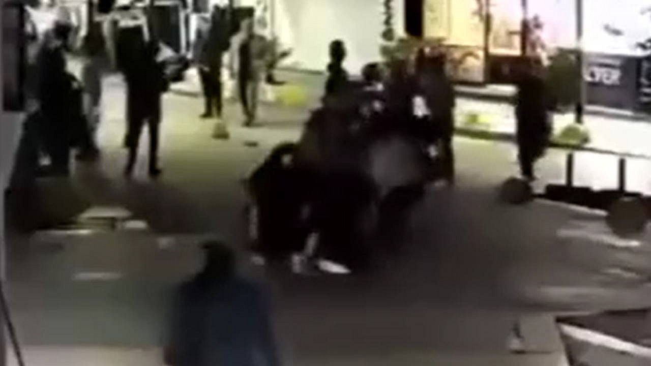 Gölcük'te cadde ortasında anne ve kızı darbedildi