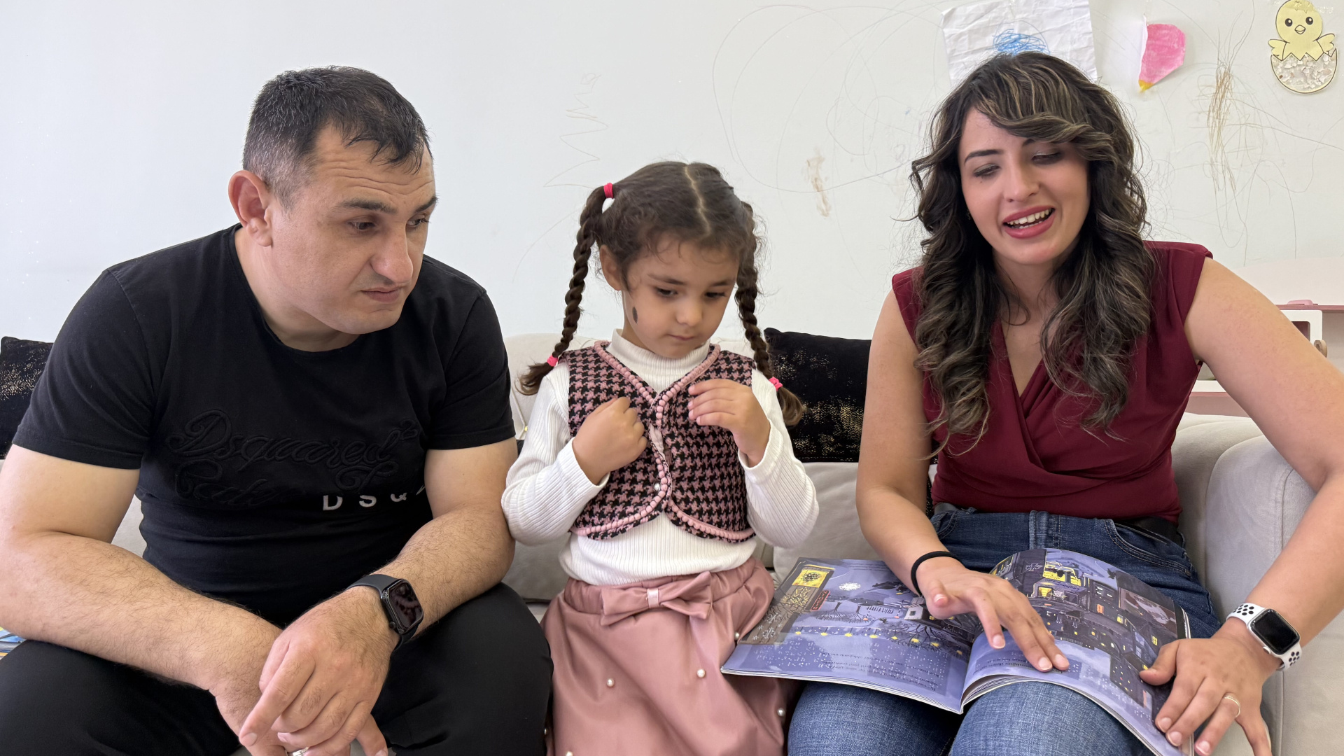 Görme engelli anne, kızı için kabartma kitaplar hazırlıyor
