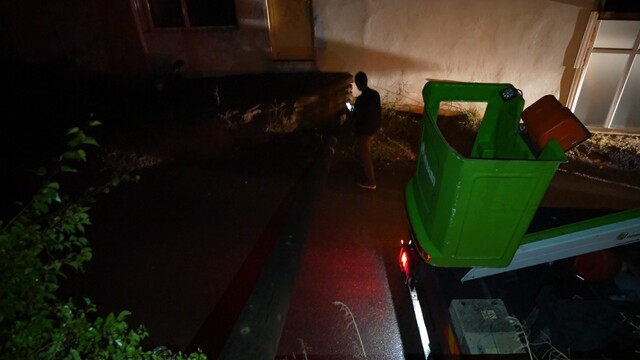 Gümüşhane'de devrilen elektrik direği kadının bahçesine düştü